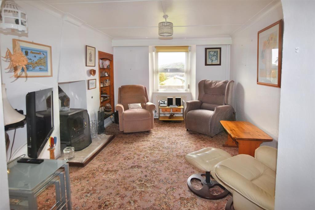 Lot: 17 - END-TERRACE COTTAGE FOR UPDATING -
